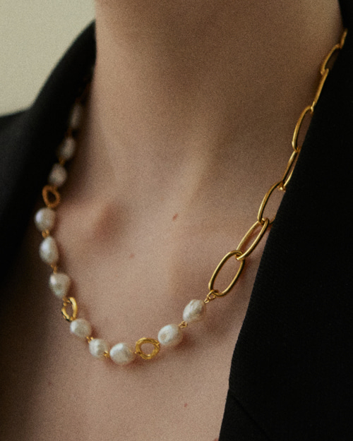 present pearl bold necklace